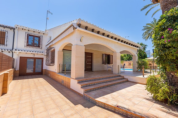 Villa med 4 soverom | Privat basseng | 500 meter til stranden | Stor tomt