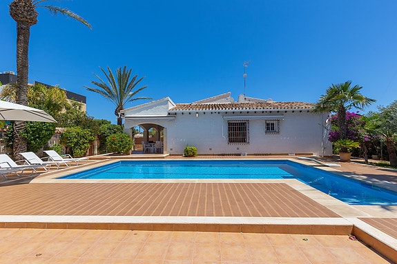 Villa med 4 soverom | Privat basseng | 500 meter til stranden | Stor tomt