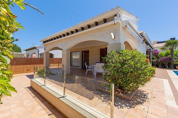 Villa med 4 soverom | Privat basseng | 500 meter til stranden | Stor tomt