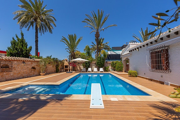 Villa med 4 soverom | Privat basseng | 500 meter til stranden | Stor tomt