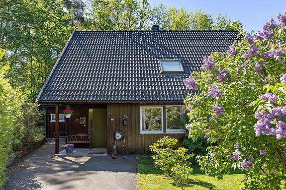 Velkommen til Hvalskroken 21 - en sjønær enebolig i grønne omgivelser med gangavstand til bade- og båtplasser.