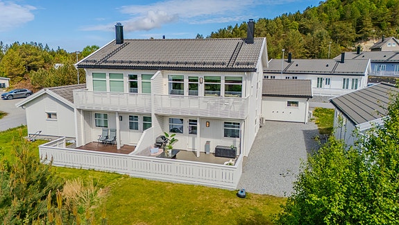 Velkommen til en moderne og innholdsrik halvpart av tomannsbolig i rolige omgivelser (Bilder Lillys studio)