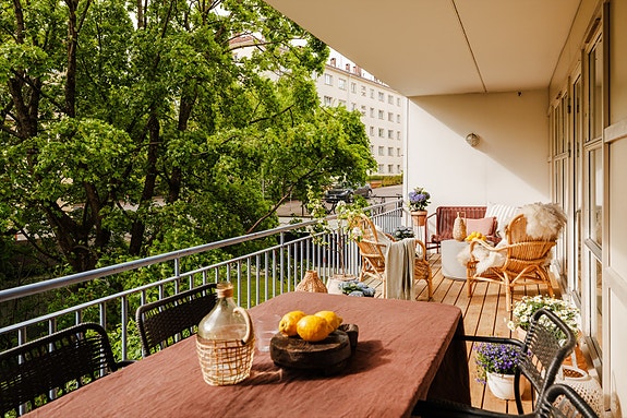 Velkommen til Vossegata 22 - En nydelig 2 roms leilighet (+sovealkove) med 16 kvm. terrasse, heis og garasje med El-lader! Stille beliggende i en grønn idyll! Presentert av Sylvia Post og Oda E. Fevang i Nordvik. Foto: Paul-Dan Dragoman