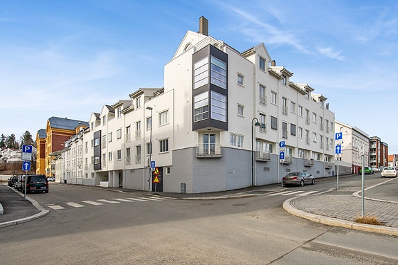 DNB Eiendom V/Truls Walbye Søhagen har gleden av å presentere Bassengvegen 6 - En modernisert og arealeffektiv leilighet med sentral beliggenhet.