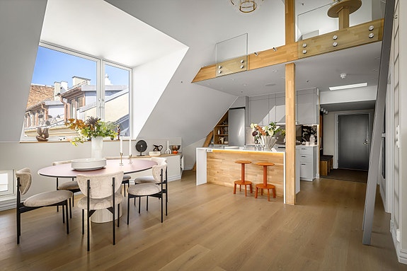 Velkommen til Bygdøy allé 14! En gjennomført og arkitektonisk spennende toppleilighet med åpen stue- og kjøkkenløsning, parkettgulv og to hemser som gir en unik romfølelse. Foto: Lasse Lerdahl