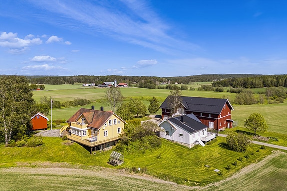 Tegneby og Grønnerød Landbruksmegling AS har gleden av å presentere landbrukseiendommen Vastvetveien 8, idyllisk beliggende i Våler kommune