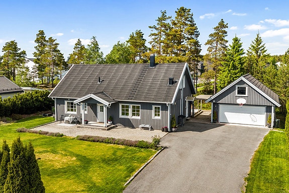Velkommen til Folkestadtoppen 16- En innholdsrik enebolig på en eiertomt på nesten ett mål, med dobbelgarasje som har installert elbillader.