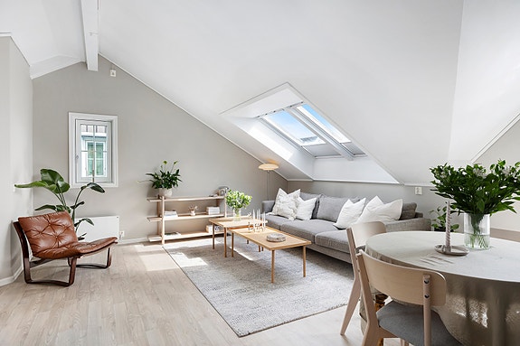 Leiligheten har en god beliggenhet i sentrum med gangavstand til alt man måtte trenge.