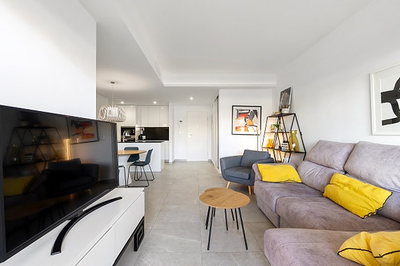 Leilighet med 2 soverom | Sørvendt terrasse og hage | Felles basseng | Parkering og bod