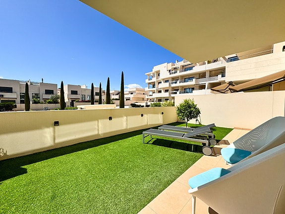 Leilighet med 2 soverom | Sørvendt terrasse og hage | Felles basseng | Parkering og bod
