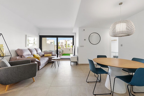 Leilighet med 2 soverom | Sørvendt terrasse og hage | Felles basseng | Parkering og bod