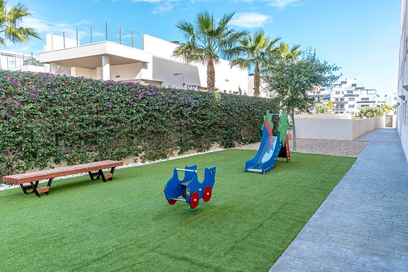 Leilighet med 2 soverom | Sørvendt terrasse og hage | Felles basseng | Parkering og bod