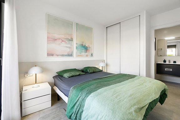 Leilighet med 2 soverom | Sørvendt terrasse og hage | Felles basseng | Parkering og bod