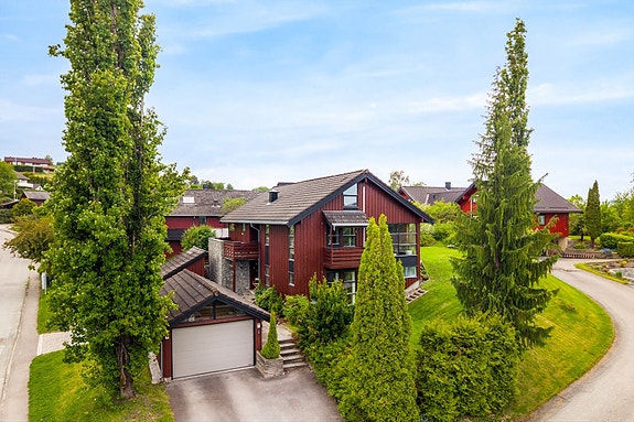 Lokes veg 19 er en innholdsrik enebolig med attraktiv beliggenhet i et rolig og etablert boligområde.
