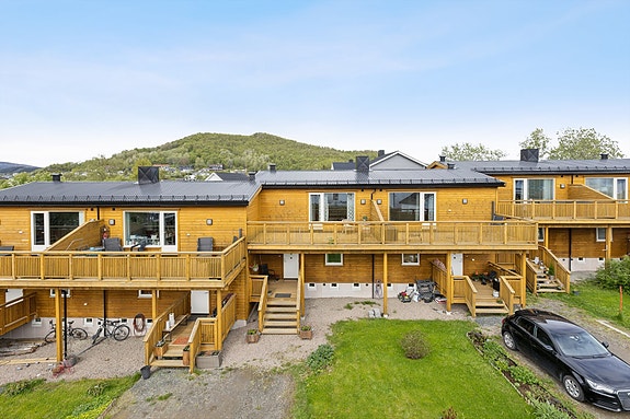 Fasade med romslige terrasser og gode solforhold
