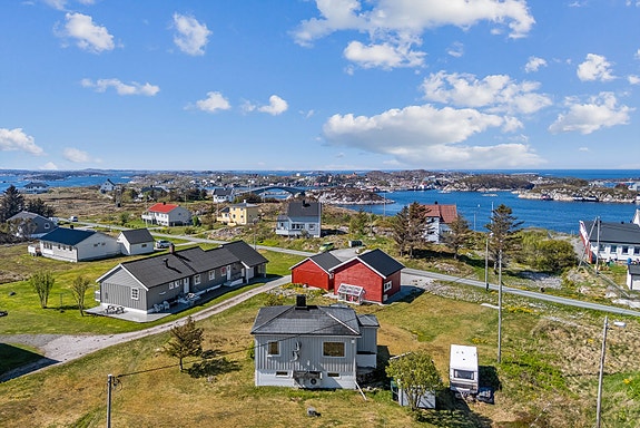 Emera eiendomsmegling ved Eskil Wahl ønsker velkommen til Måøyveien 80! Fotograf: Haukadal / Interiørfoto.