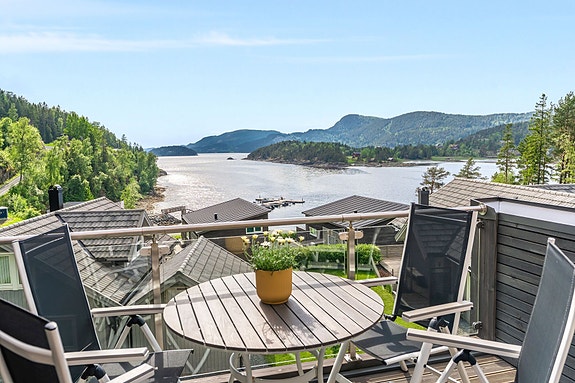 Velkommen til idylliske Åsenfjorden og denne flotte fritidsboligen rett ved fjorden.