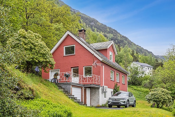 - Velkommen til Ålvikvegen 930! Presentert av Nordvik Hardanger! Foto: Efekt -