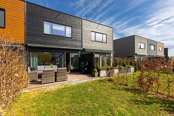 Privatmegleren ved Magnus Landgraff har gleden av å presentere dette moderne rekkehuset fra 2020 med parkeringsplass og fine uteområder beliggende rett ved Lierbyen.