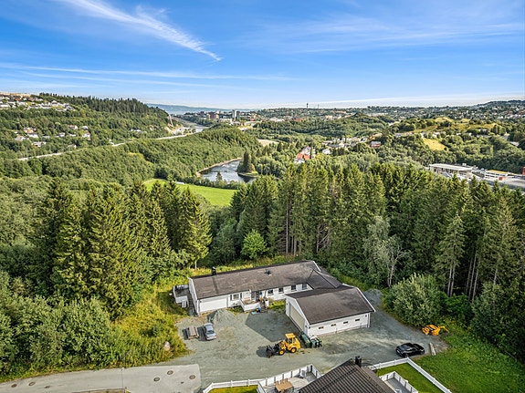 Velkommen til Kroppanvegen 83 - og denne innholdsrike eneboligen beliggende i et attraktivt og rolig område på Kroppanmarka.