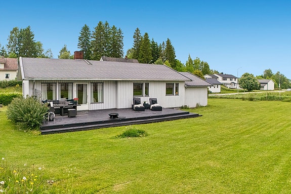Velkommen til Vanglivegen 49 - en enebolig fra 1975 med rolig beliggenhet på Vangli og tomt på ca. 1 070 m².