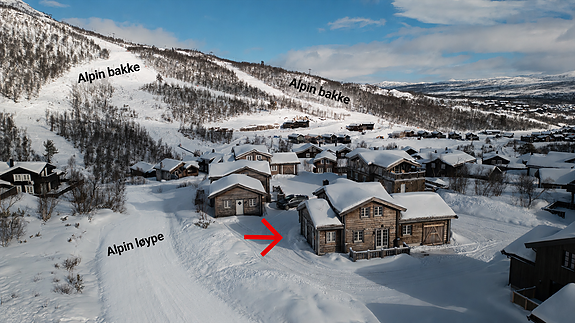 Tilknytning til alpinanlegget til venstre ligger rett utenfor hytta. Deler av alpin anlegget i bakgrunnen.