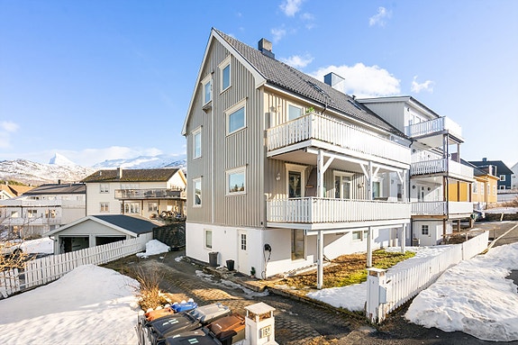 Denne vertikaldelte eneboligen har plass til hele familien! Med 7 soverom, 2 kjøkken, 2 stuer og 4 bad.