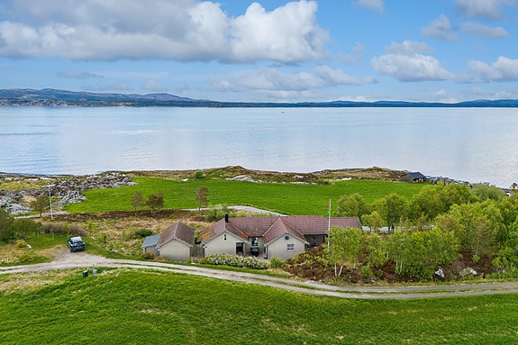 EiendomsMegler 1 v/ Anbjørn Ulseth presenterer Skardsøyvegen 1715. Foto EFKT, Vilde Dahl