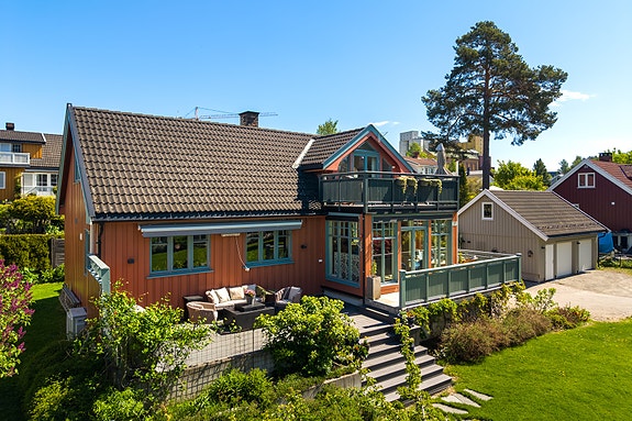 Velkommen til Strandvegen 171!
En flott og sjarmerende bolig i første rekke langs Mjøsstranda.