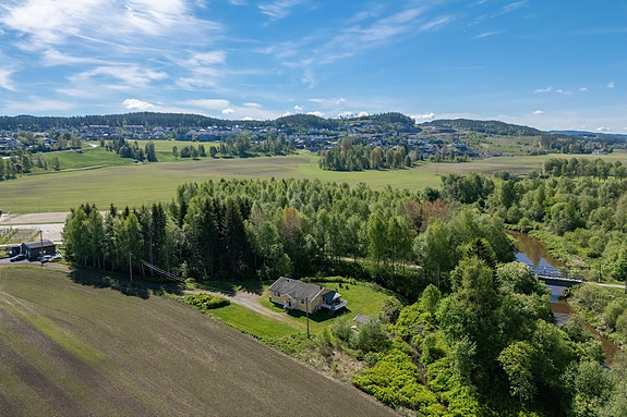 Velkommen til Eidsbekken 8 - En enebolig med alt på ett plan i idylliske omgivelser rett ved Bjørkelangen sentrum! Foto: private bilder og Diakrit (Junaid Hanif)