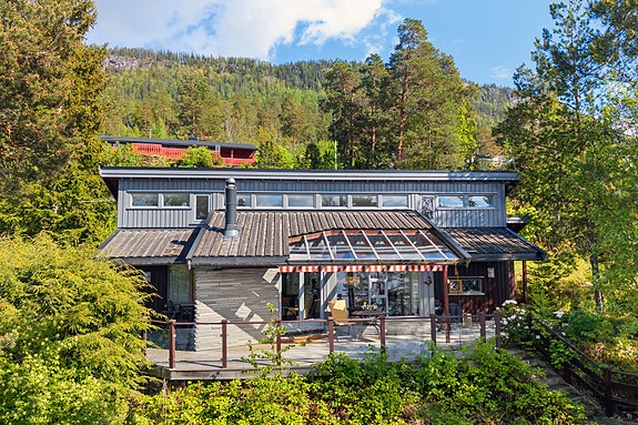 PrivatMegleren ved Vetle Haug Kristensen har gleden av å presentere denne flotte hytta med strandlinje, vannbåren gulvvarme og nydelig utsikt ut over Tyrifjorden!
