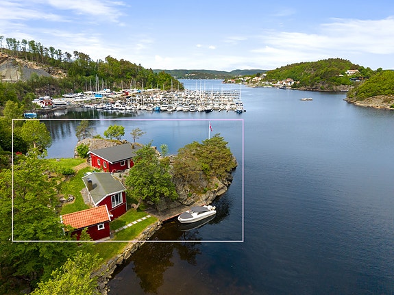 Velkommen til Strømsodden 6 ! Her er eiendommen rammet inn med hytten, annekset, sjøbua og bryggen