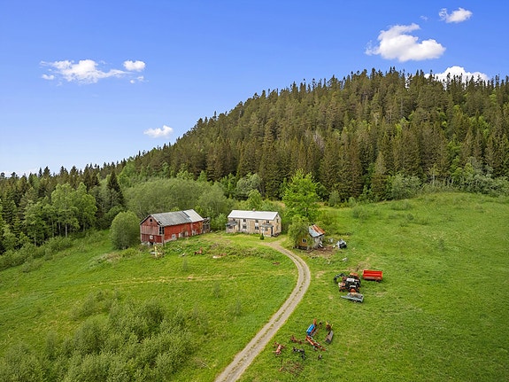 Velkommen til Flålykkjvegen 170 - et stort, usjenert og fredelig småbruk i vakre omgivelser. Foto: Interiørfoto v/Haukdal.