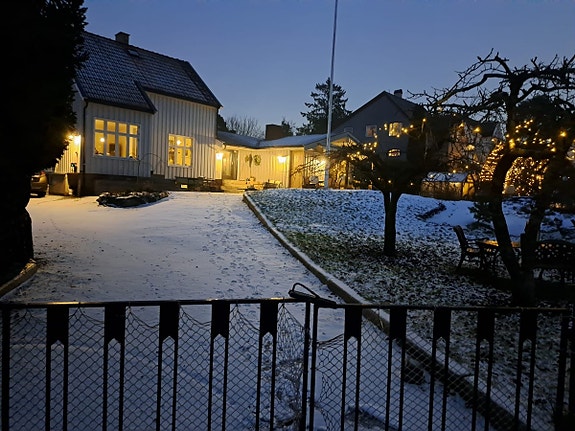 Huset uten i fra, Utleirene bor vegg til vegg med kollektivet