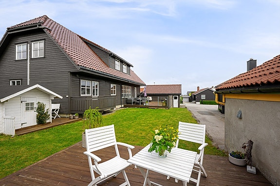 Velkommen til Sypressveien 14! Eiendommen presenteres av Øyvind Bjørgengen i EiendomsMegler Foto: Dirdal . Foto AS.