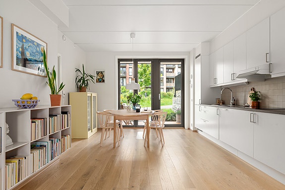 Velkommen inn i denne lekre leiligheten i Malerhaugveien 33, presentert av Vegar Jenssen i Tinholt Eiendomsmegling!