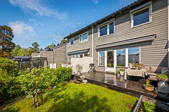Velkommen til Rugdeberget 61, et pent 4-roms rekkehus oppusset i 2016. Vestvendt hage og Kebony vedlikeholdsfri terrasse fra 2018 med sol til langt utpå kvelden. Ny elektrisk markise ved stuen i2019. Manuelle ved soverom med ny duk i 2019.