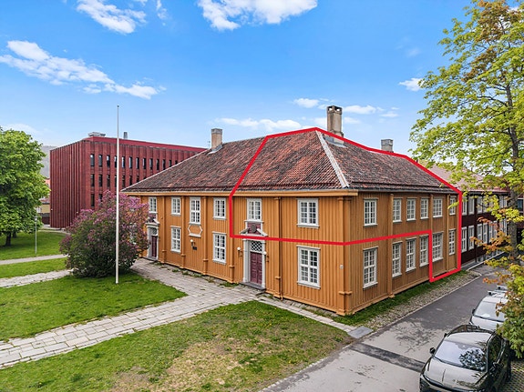 Velkommen til Erling Skakkes gate 60J! En helt unik selveierleilighet med mye historie og en svært attraktiv beliggenhet midt i Trondheim sentrum.