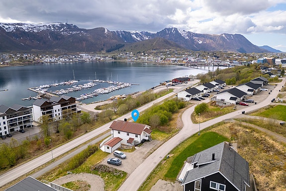 Velkommen til Linerleveien 14 A! Foto: Lunde Images AS - Beliggenheten på Børøya er rolig og etablert, med fri utsikt mot sjø og fjell.