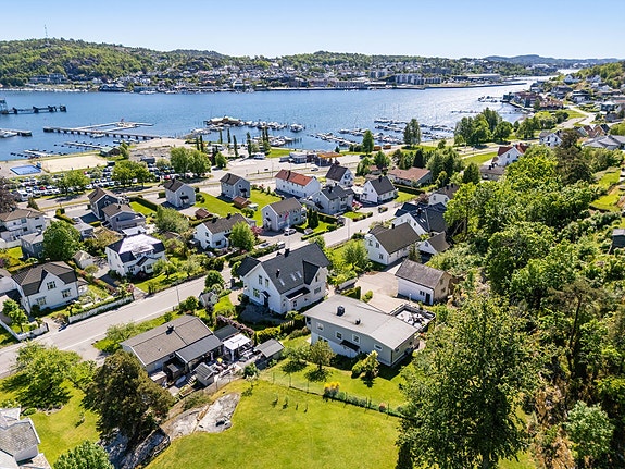 Fra eiendommen er det utsikt over indre havn og kort vei til bryggepromenaden.