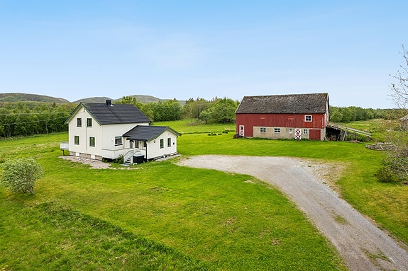 Koselig eiendom som gir en småbruksfølelse med landling beliggenhet, enebolig, eldre dritsbygning og eldre smie. Foto: EFKT ved Line Berre