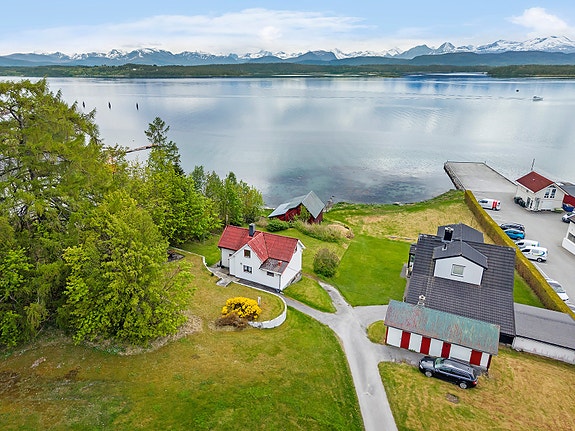 Velkommen til Fannestrandvegen 150! Presentert av Alexander Bjerkås i EIE eiendomsmegling. Foto: EFKT.
Dronefoto: Diakrit (Espen Istad)