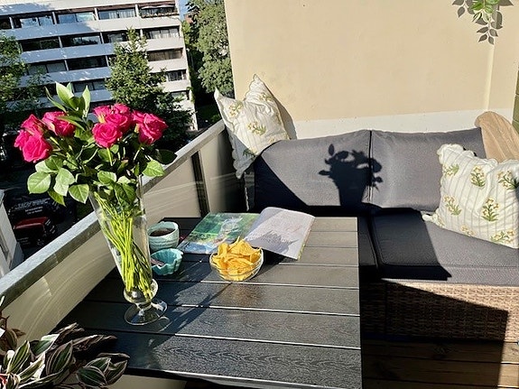 Privat balkong, med god plass til deg og flere venner
