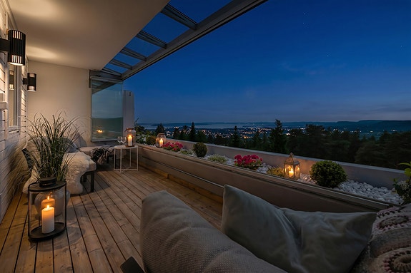 Fra stuen er det utgang til en hyggelig balkong på 12 m² med gode solforhold og hyggelig utsikt. (illustrasjons bilde).