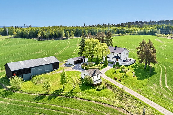 Vilbergsholtet. Sjarmerende landbrukseiendom med 2 boliger, dobbelgarasje og driftsbygning/vognskjul