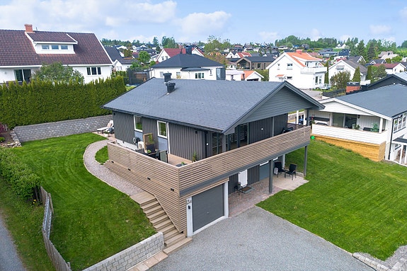Eiendommen ligger i et rolig boligområde med lite gjennomgangstrafikk, kun en kort kjøretur fra Hamar sentrum.