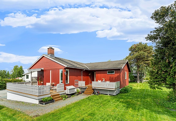 EiendomsMegler1 v/Peder Bjørnstad har gleden av og presentere Finnmyrvegen 4 A! Foto: Krokstad&Nervik.