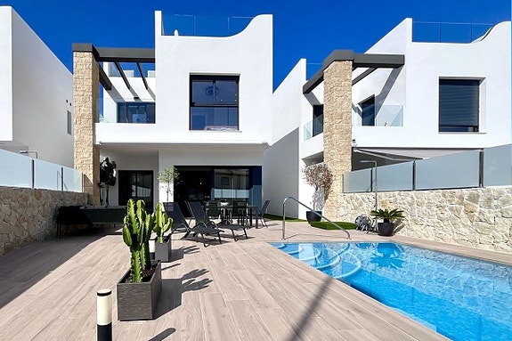 Villa med 4 soverom | Privat basseng | Takterrasse med havutsikt | 600 meter til stranden