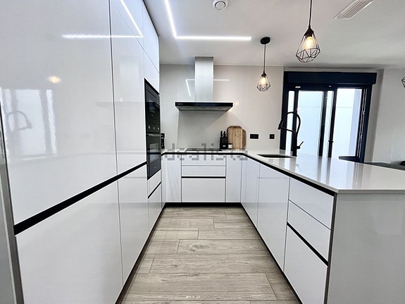 Villa med 4 soverom | Privat basseng | Takterrasse med havutsikt | 600 meter til stranden