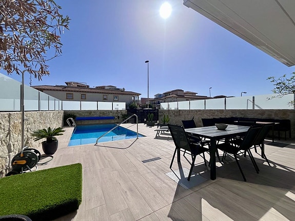 Villa med 4 soverom | Privat basseng | Takterrasse med havutsikt | 600 meter til stranden